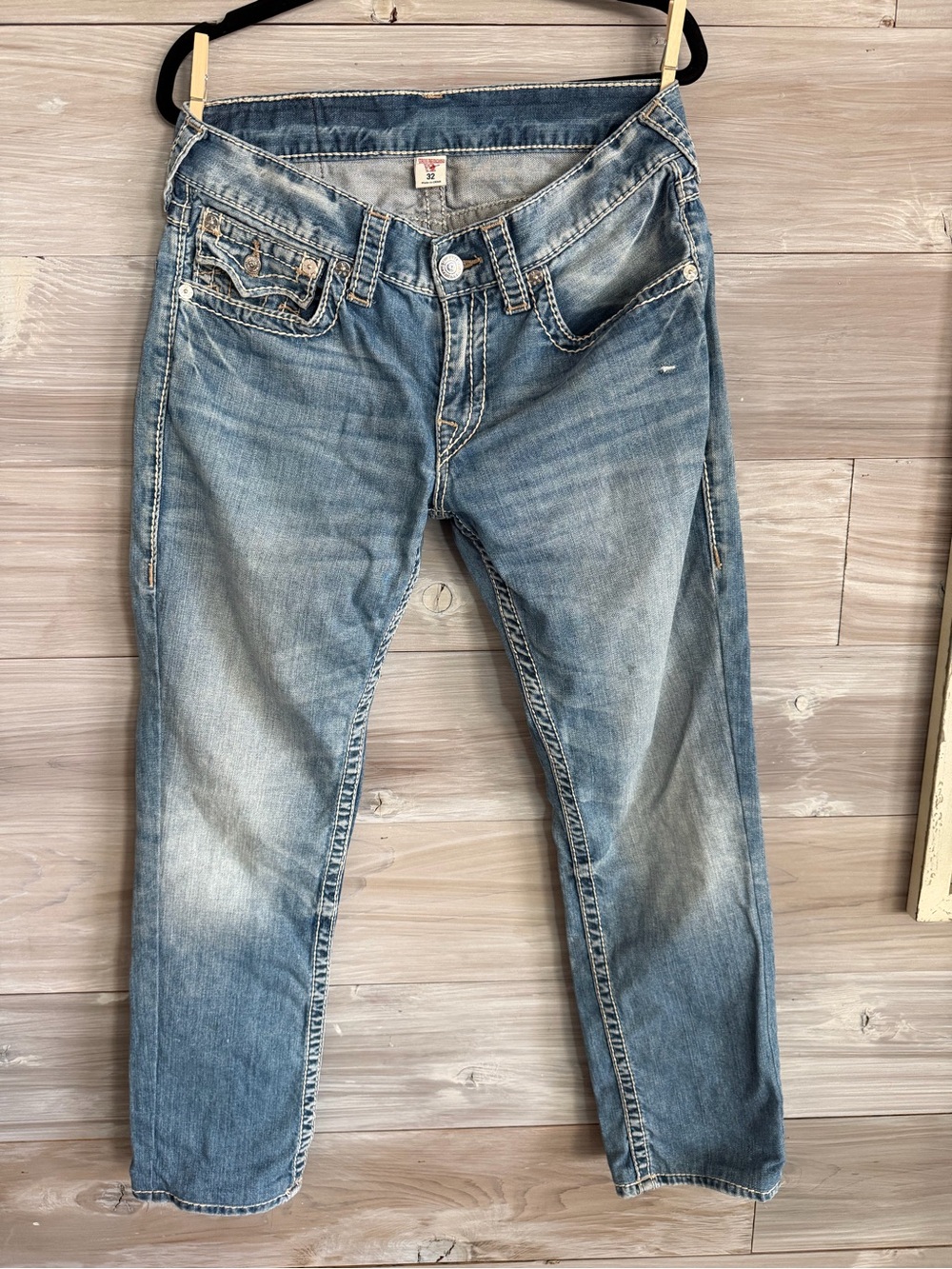 True Religion Men’s Light Wash straight Jeans 32